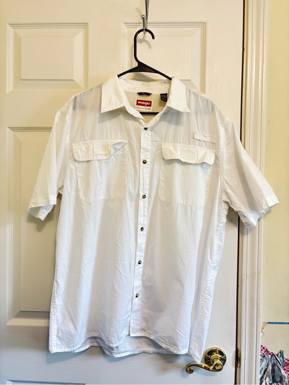 Wrangler White Short Sleeve Button-Down Shirt with Chest Pockets